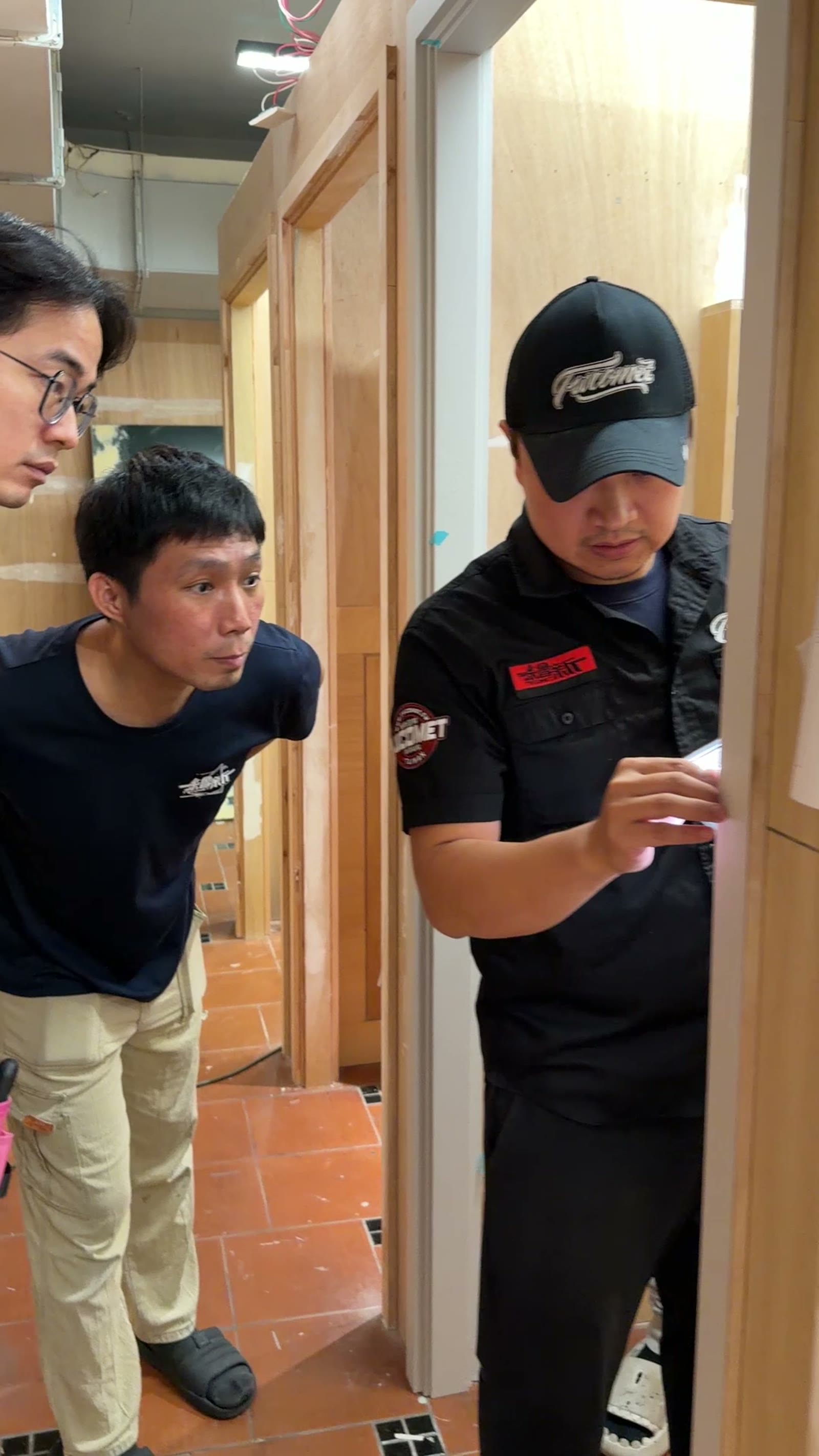 講師檢查學員施工